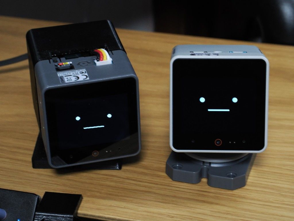 左：自作のオリジナル版スタックチャン　右：M5Stack 公式版 StackChan （今回クラファンで入手）
