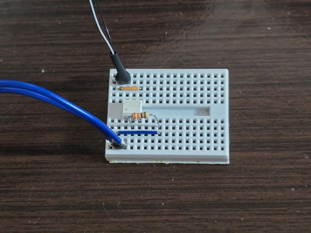 ミニブレッドボードに組んだ電源制御回路:青い電線はラズパイのGPIOピンヘッダから引っ張ってきた信号線(左:GNDピン・右:GPIO23ピン)、白黒の線はミニPCの電源スイッチから引き出した電源制御信号