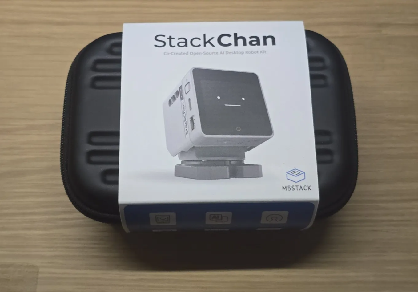 外装紙に包まれた黒いポータブルケース