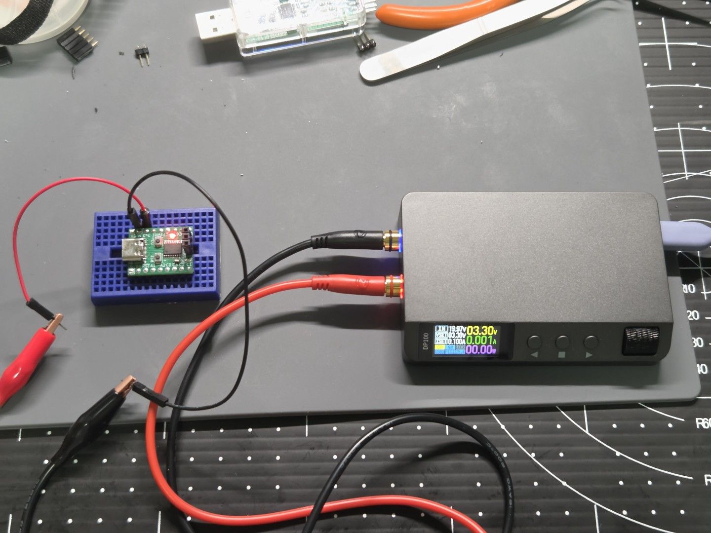 可変電源を使って電源投入テスト（ここでは3.3 Vピンに直接3.3 Vを入力）
