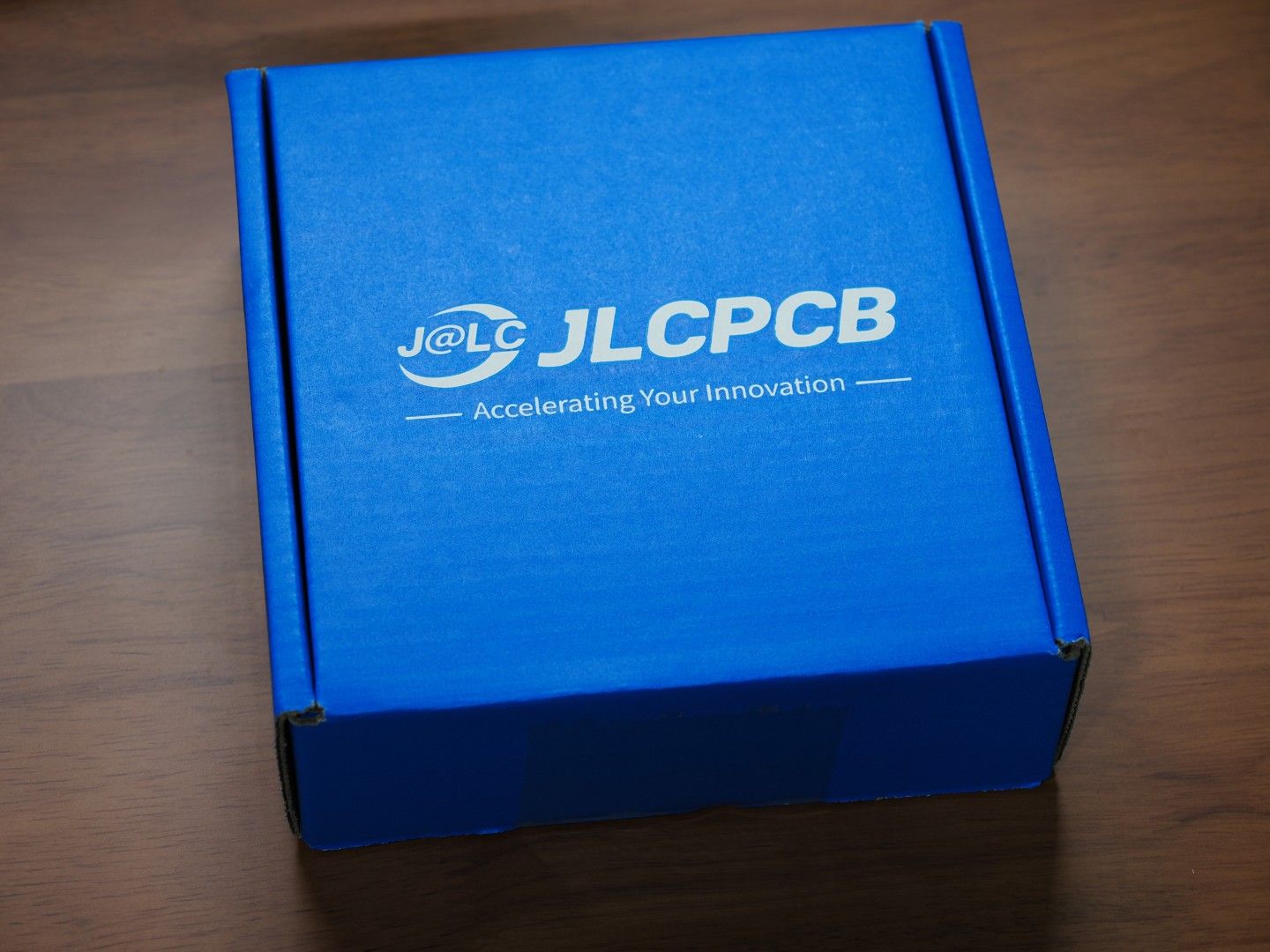 JLCPCBのロゴが入った青段ボール