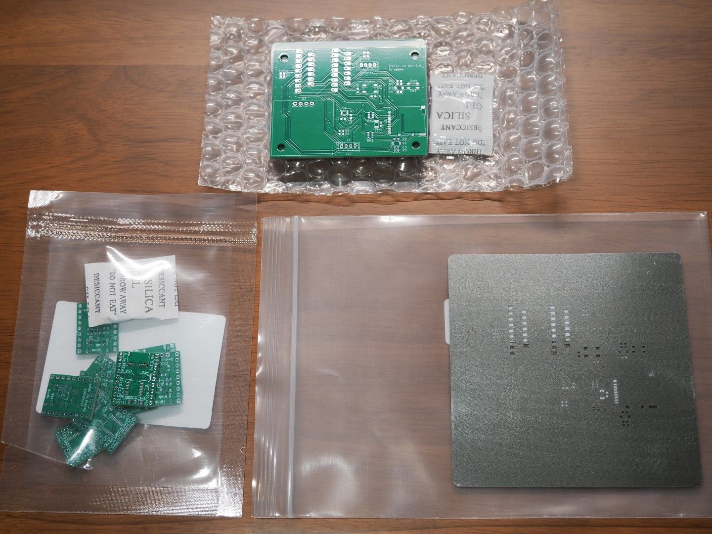 実際に届いた基板2種とステンシル