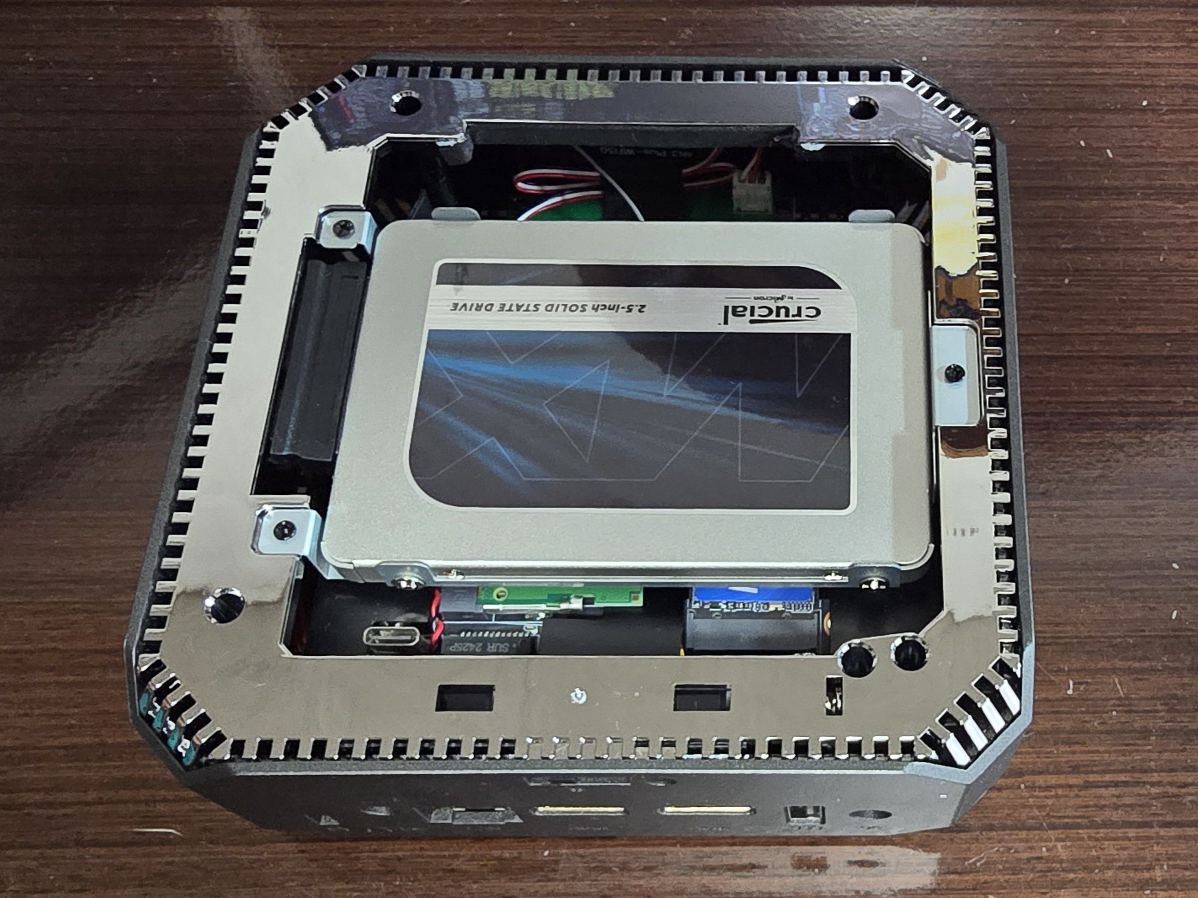 ケースを開けてミニPCにCrucial MX500 SSDを増設した様子