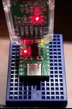 基板上のLEDを点滅させている様子